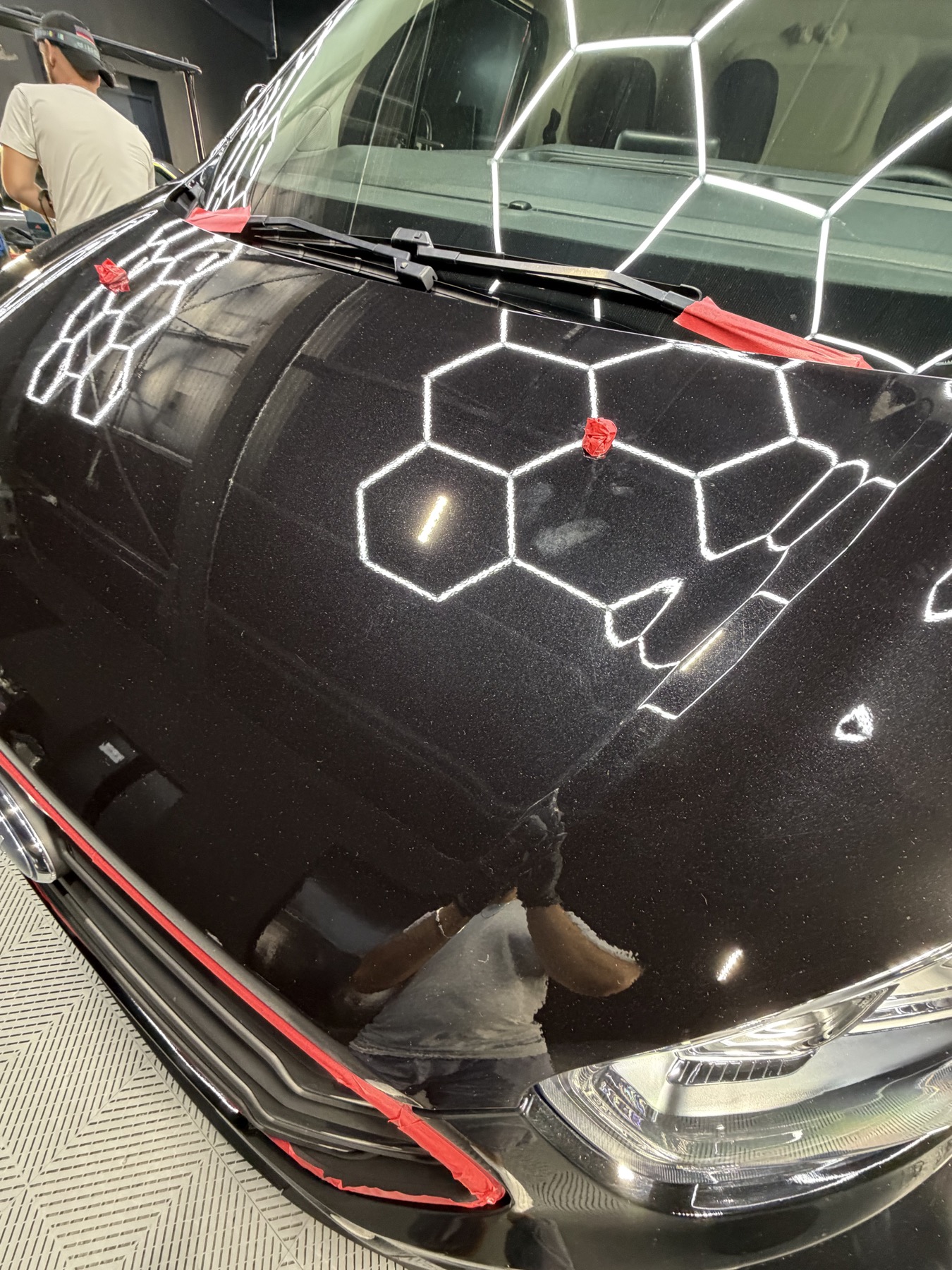 Contrôle des défauts de peinture sous éclairage de detailing