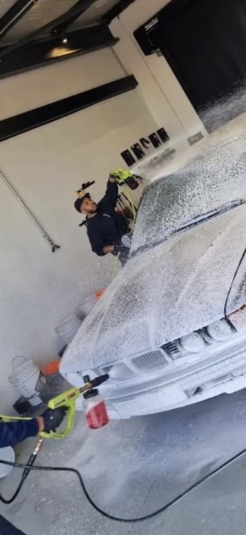Prélavage à la mousse active d’un véhicule blanc