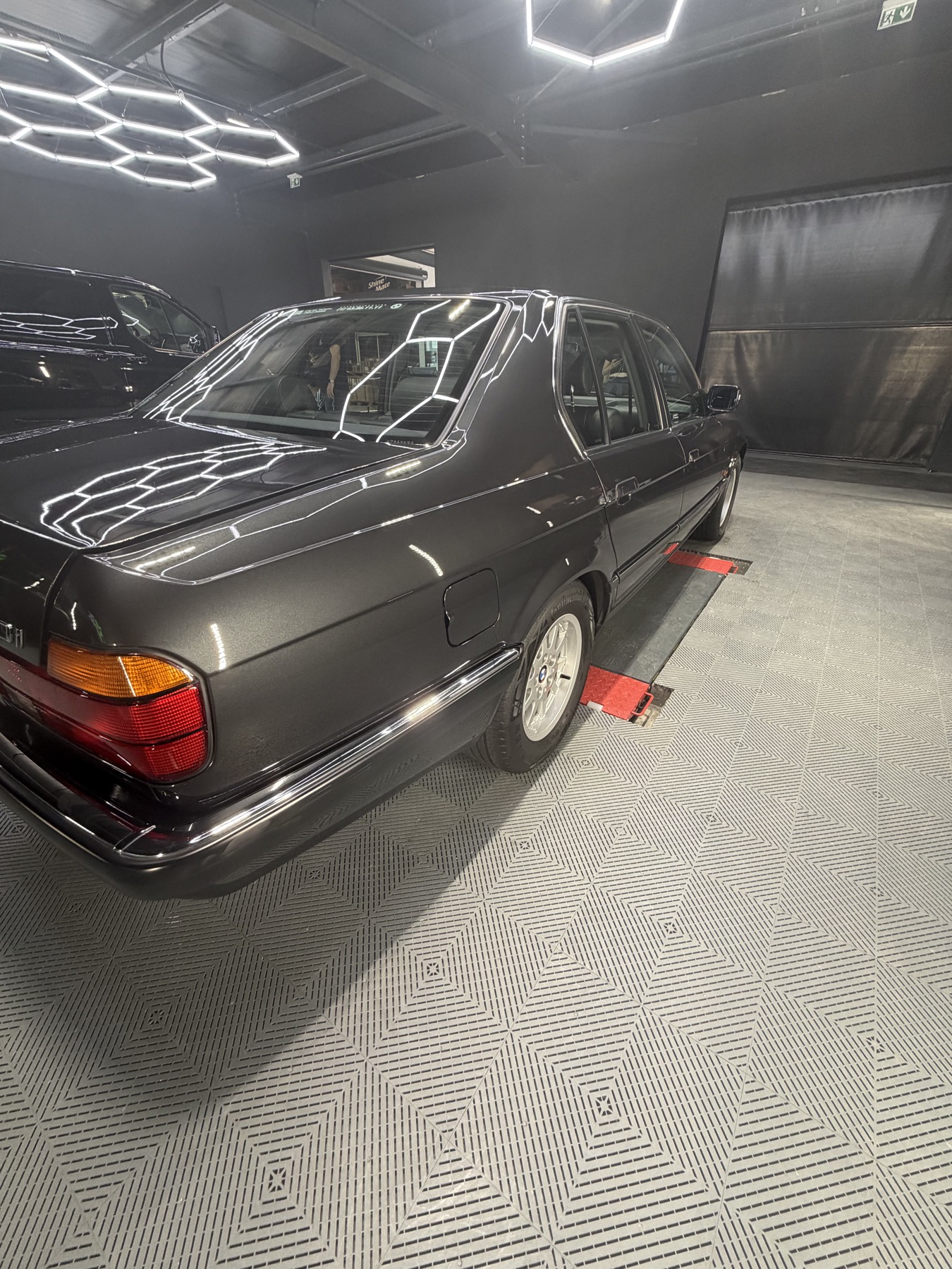 Berline noire présentée après une prestation de detailing