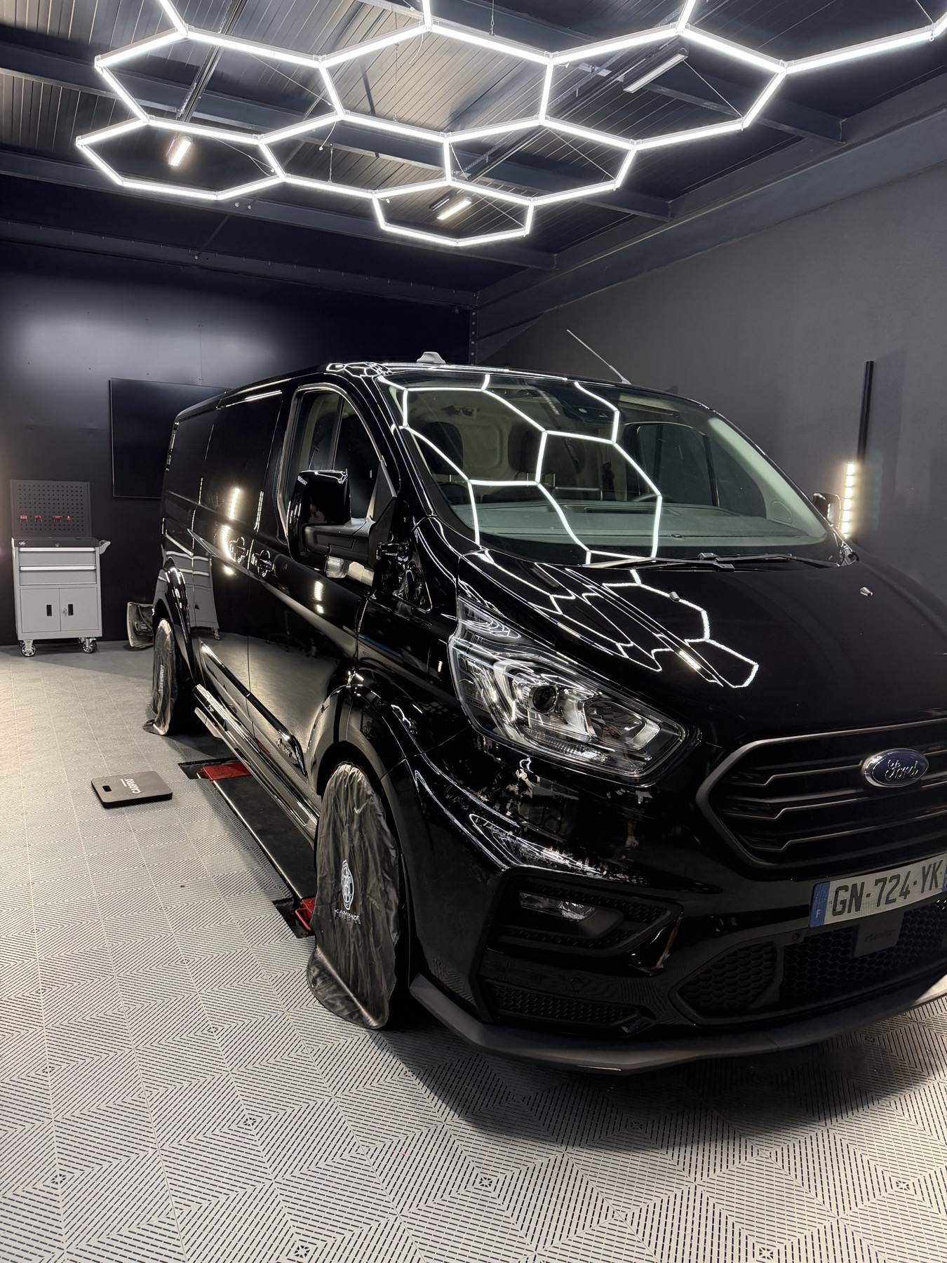 Utilitaire Ford noir sous éclairage de contrôle