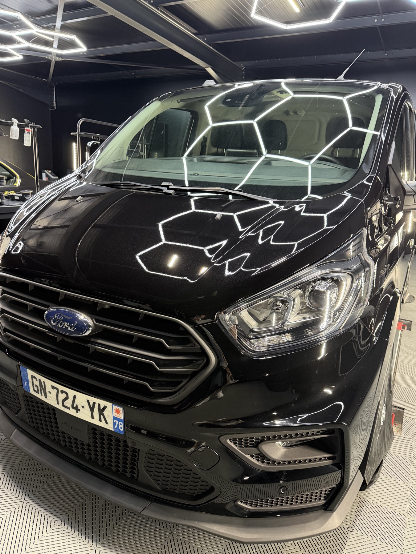 Face avant brillante d’un utilitaire Ford noir